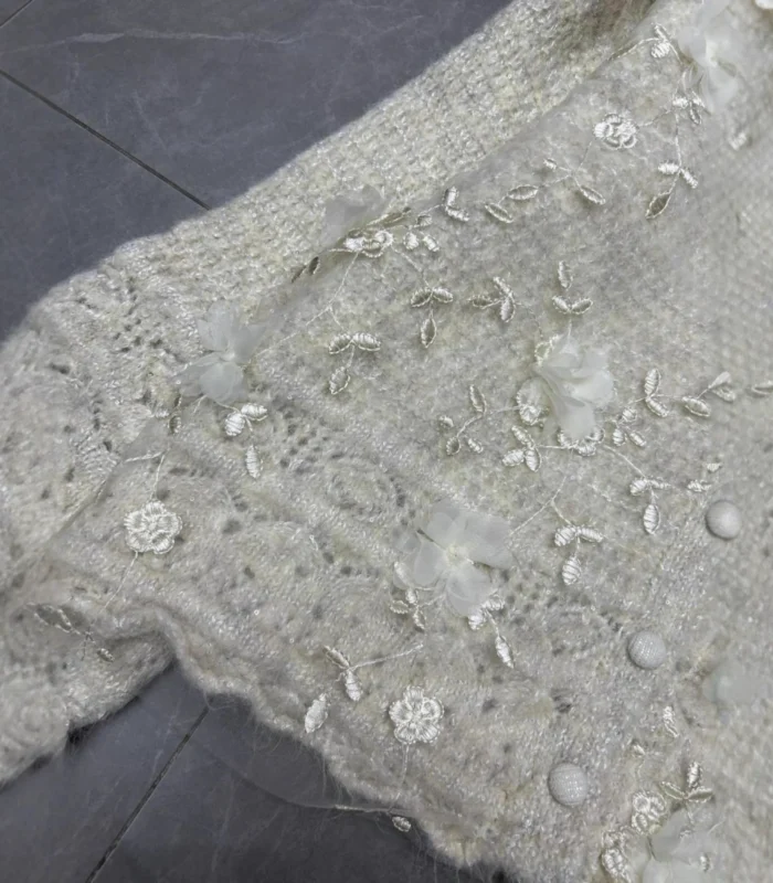 High-End Heavy-Duty Stereo Flower V Neck Long-Sleeved Autum 2025 Loose Single-Breasted Age-Reducing Top - Image 3