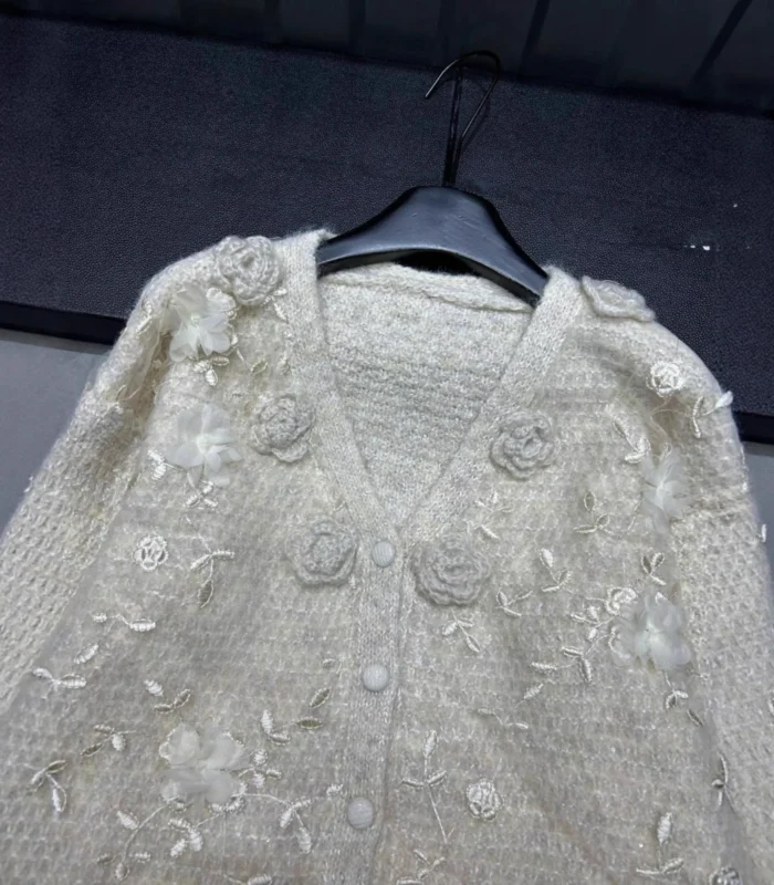 High-End Heavy-Duty Stereo Flower V Neck Long-Sleeved Autum 2025 Loose Single-Breasted Age-Reducing Top - Image 4